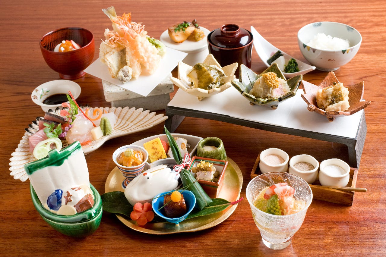 先付と前菜、お造りに天ぷら、酢の物や焼き魚などのセット