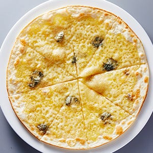 白い皿に盛られたうす焼きピザ 四種チーズ