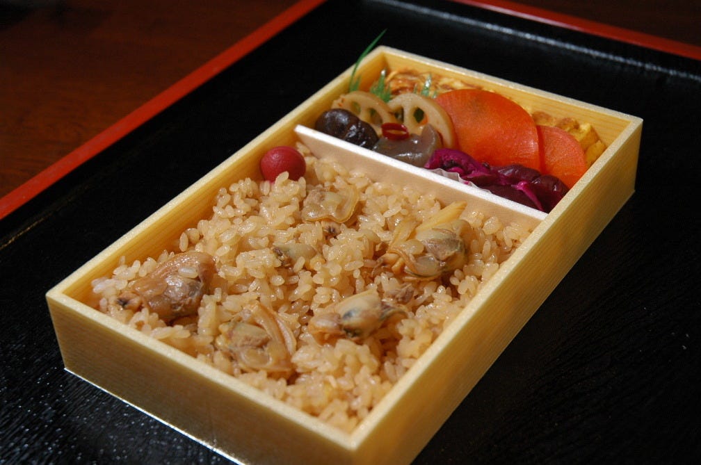 深川めしと煮物、漬物が入った深川 太郎の深川めし弁当