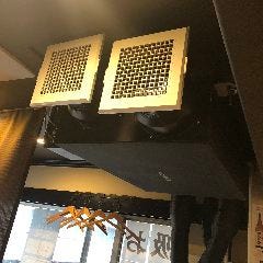 換気機能付きのエアコンを完備しております。常時店内の空気を入れ替えております。