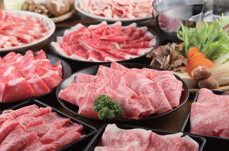 いろんな種類のしゃぶしゃぶ薄切り肉と野菜、鍋など