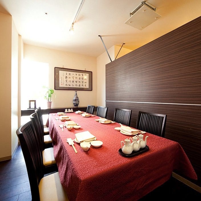 食器が置かれているテーブルと椅子が並ぶ満漢楼の店内