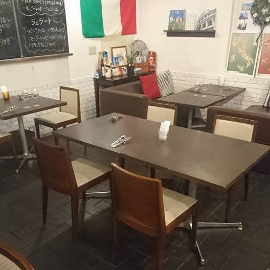 イタリア国旗と黒板、テーブル席があるレガメントの店内