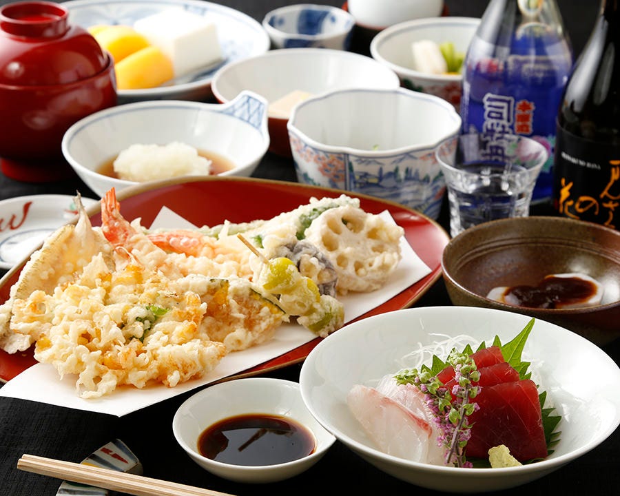 天ぷらののった皿とさまざまな料理の写真