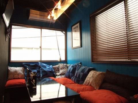 青い壁が目を引く「ロクカフェ」の個室