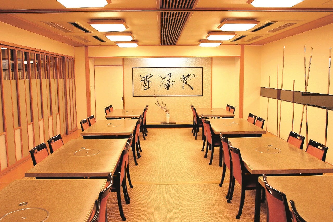 かに道楽江坂店内にある床の間付きの大広間とテーブル席