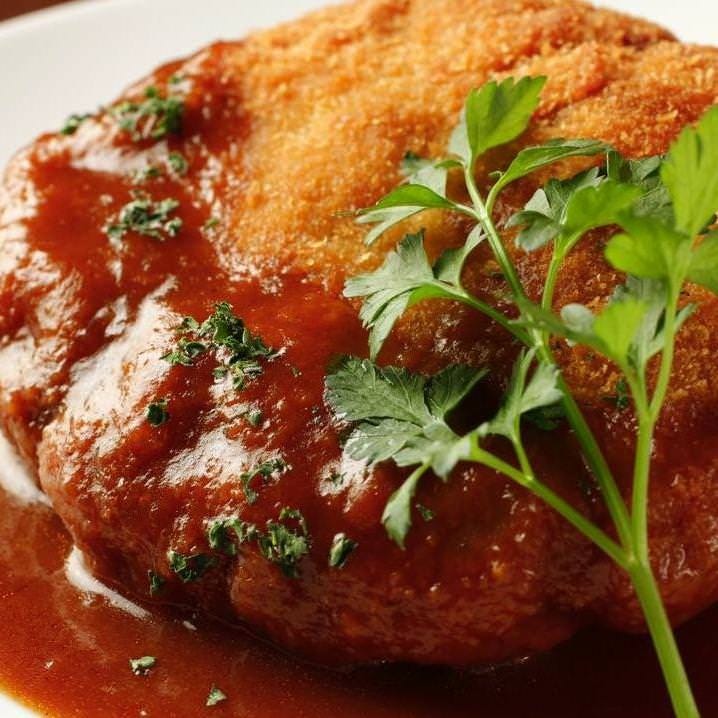 ソースのかかったメンチカツ