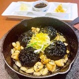 竹炭焼き小籠包の塩レモン黒アヒージョ 竹炭焼き小籠包の塩レモン黒アヒージョ