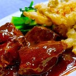 お勧め6.和牛ホホ肉の上海風煮込み 揚げ蕗の薹添え お勧め6.和牛ホホ肉の上海風煮込み 揚げ蕗の薹添え