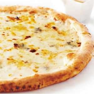 チーズがたくさん乗った「サルヴァトーレクオモ＆バール」のピザ