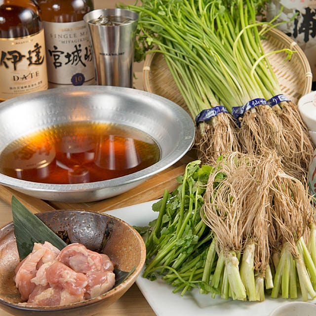 テーブルに置かれたせり鍋