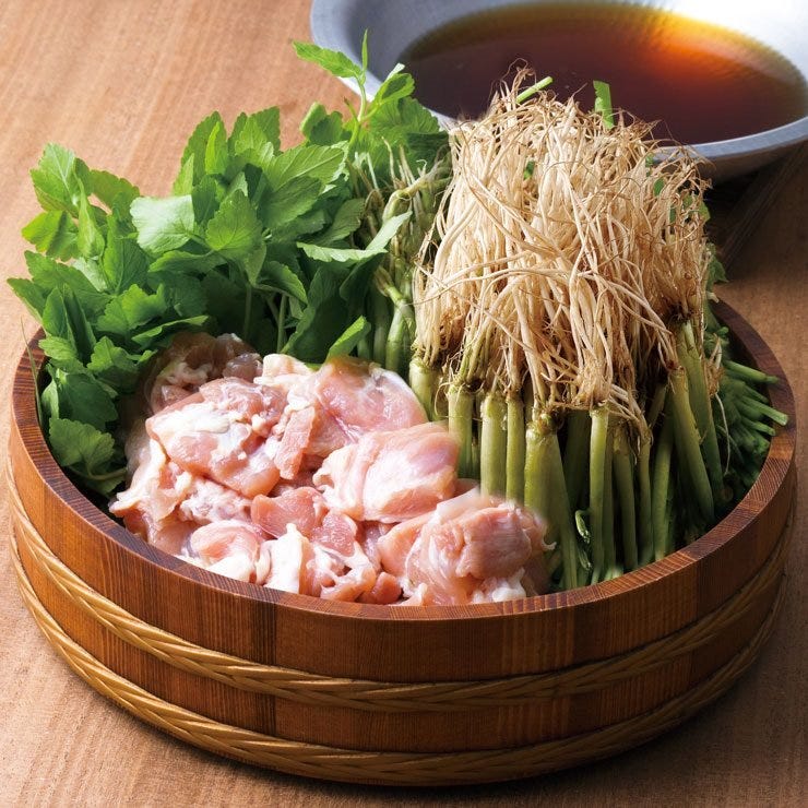 根っこが特徴のせりの皿と鶏肉、だしの入った鍋