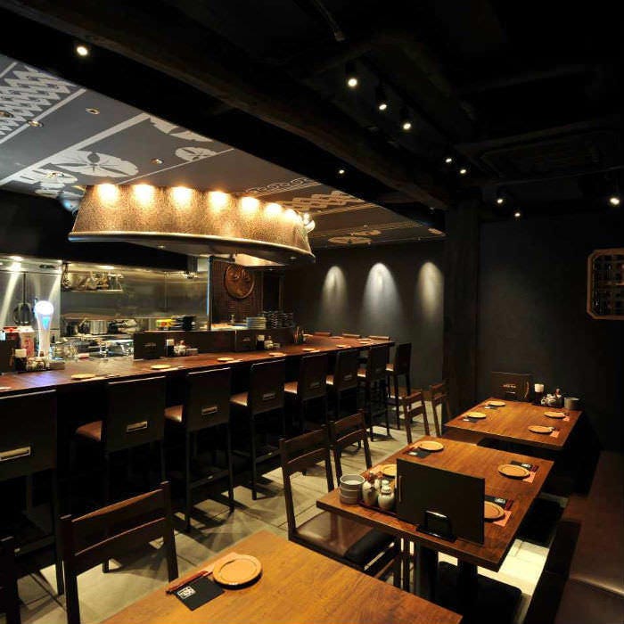 黒を基調にしたカウンター席やテーブル席などスタイリッシュな店内