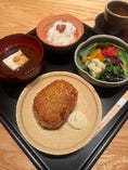 朝ご飯12時半頃まで 丹波地鶏チキンカツ 神戸産の野菜サラダ ご飯 味噌 デザート付き 朝ご飯12時半頃まで 丹波地鶏チキンカツ 神戸産の野菜サラダ ご飯 味噌 デザート付き