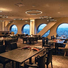 シックで高級感漂う解放的な空間 シックで高級感漂う解放的な空間