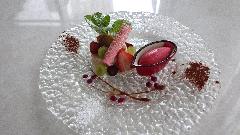 バナナのムース フランボワーズのソルベ添え バナナのムース フランボワーズのソルベ添え