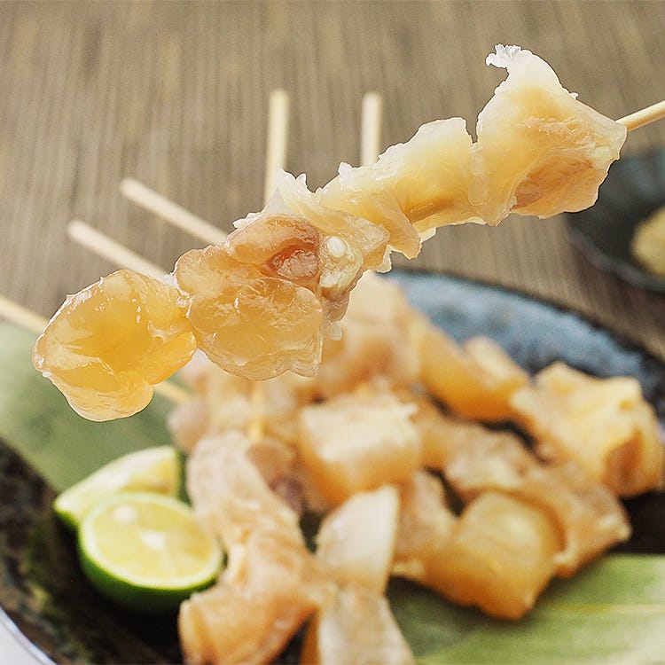 むっちりととろける柔らかい部分と食べ応えのある肉質部分が特徴的なアキレス串。１度食べたらやみつきに。