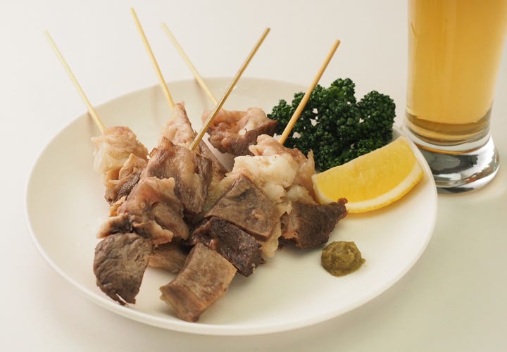 国産牛の濃厚な旨味が凝縮された、とろける牛すじ串。厳選された国産牛を丁寧に下処理し、和風だしで煮込み、下味をつけています。アレンジしても、そのまま調味料のみでも美味しくお召し上がりいただけます。