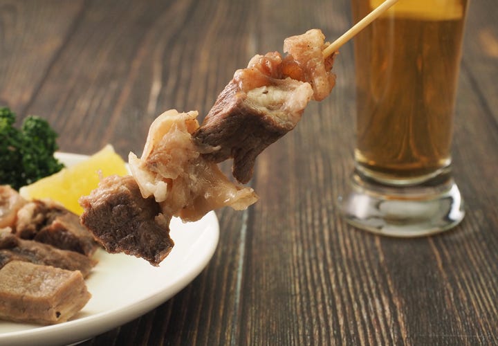 栄養豊富な牛すじ肉!牛すじ肉には、人間の体にとって大切なたんぱく質が豊富に含まれています。さらい、鉄分やミネラルも多く含まれており、美味しく食べて、質の良い栄養を摂取できる体に嬉しい食材です。