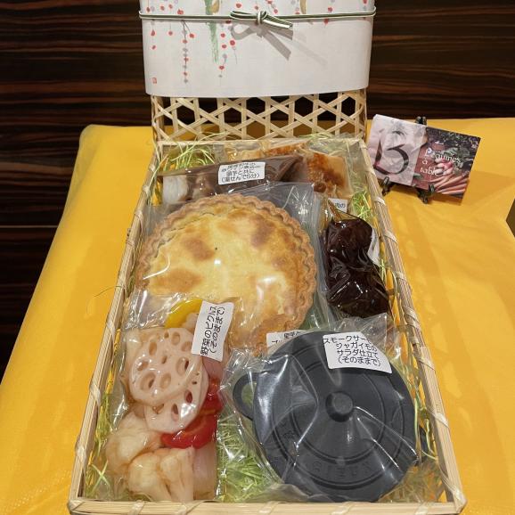 【送料無料・数量限定】『ミシュランガイド京都・大阪2018掲載店』フレンチ洋風生おせち一段重+籠(7寸)【2~3人前・全19品目】03