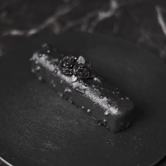 小さな生チョコの薔薇を飾ったラムレーズンテリーヌ（チーズ&チョコレート） 04