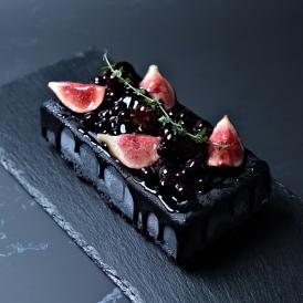 宝石箱のような黒いフルーツのチーズムースドリップケーキ