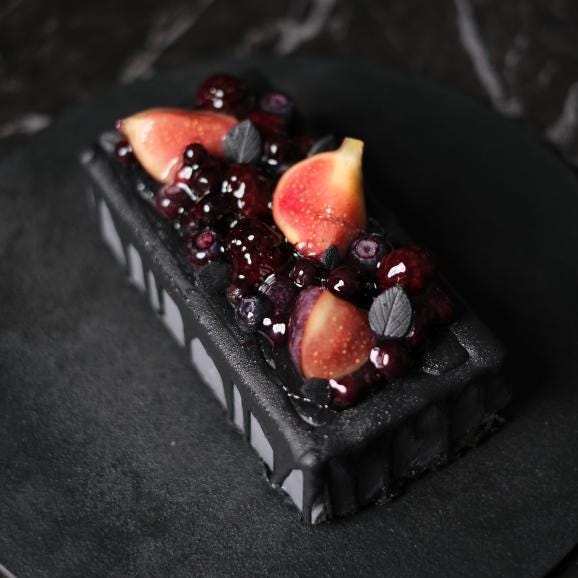 宝石箱のような黒いフルーツのチーズムースドリップケーキ02
