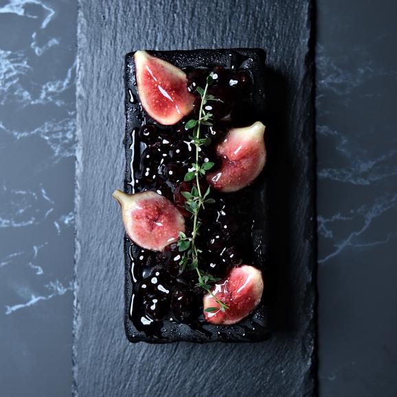 宝石箱のような黒いフルーツのチーズムースドリップケーキ02