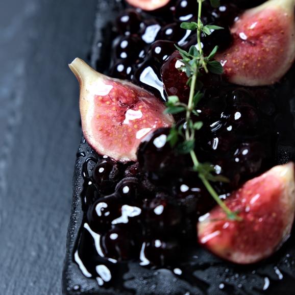 宝石箱のような黒いフルーツのチーズムースドリップケーキ03