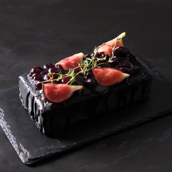 宝石箱のような黒いフルーツのチーズムースドリップケーキ03
