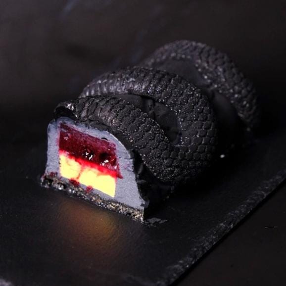 【期間限定】黒蛇が纏うアートピースショコラケーキ：ハロウィン202502