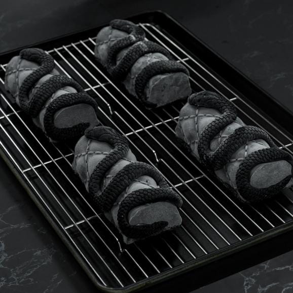 【期間限定】黒蛇が纏うアートピースショコラケーキ：ハロウィン202503