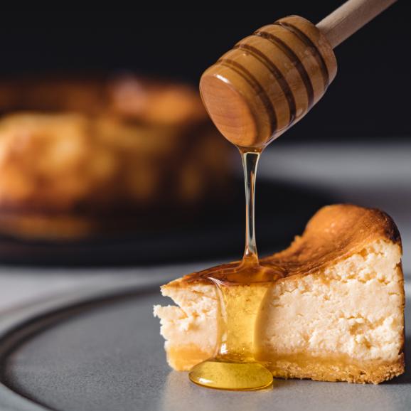 ハチミツをかけて完成する濃蜜チーズケーキ01