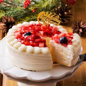 ホワイトチョコをもっちりミルクレープの層に挟み、たくさんのベリーを飾った豪華ミルクレープケーキ