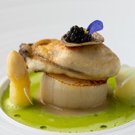 旬の天然食材にこだわったフランス料理と、料理に合うワインがオススメです。