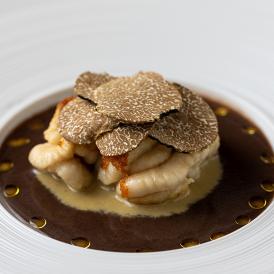 旬の天然食材にこだわったフランス料理と、料理に合うワインがオススメです。