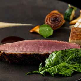 旬の天然食材にこだわったフランス料理と、料理に合うワインがオススメです。
