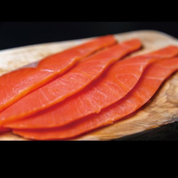 26-51 天然紅鮭無添加スモークサーモン半身(スライス４分割)【2026年4月以降発送】03