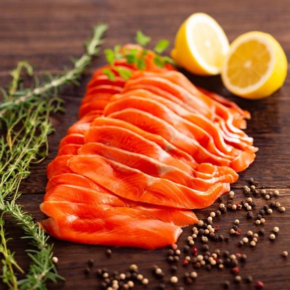 26-51 天然紅鮭無添加スモークサーモン半身(スライス４分割)【2026年4月以降発送】04