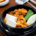 【1日２０個限定】【韓国本場の味を食卓で楽しめるオモニの食卓シリーズ！】＊絶品＊　オモニの食卓　キムチチゲセット（１食分）　