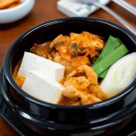 【1日２０個限定】【韓国本場の味を食卓で楽しめるオモニの食卓シリーズ！】＊絶品＊　オモニの食卓　キムチチゲセット（１食分）　