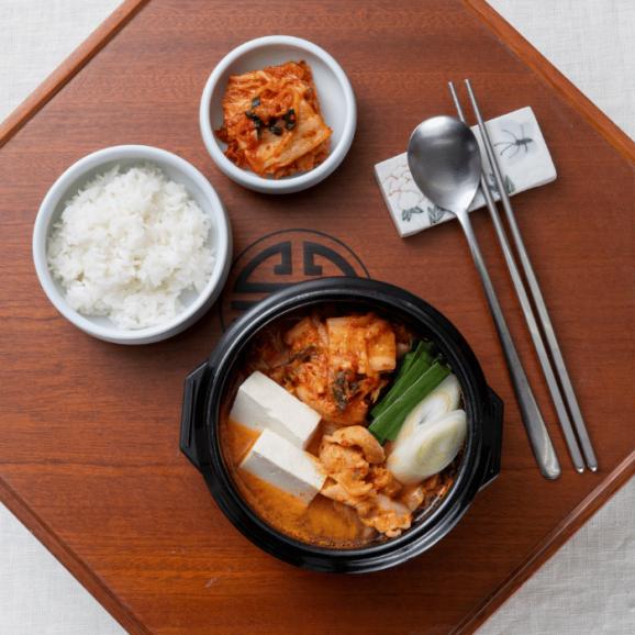 【1日２０個限定】【韓国本場の味を食卓で楽しめるオモニの食卓シリーズ！】＊絶品＊　オモニの食卓　キムチチゲセット（１食分）　04