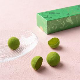 上質な抹茶トリュフに、石臼挽き宇治抹茶を一粒ずつ丁寧にまぶしました。