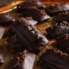 ココア生地のフィナンシェに57％のチョコレートをコーティングし、チョコをちらしました。
