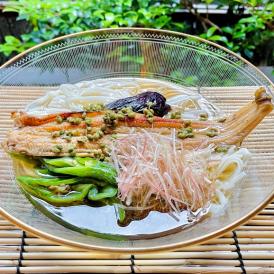 明石産天然穴子を実山椒と一緒に炊いた後、炭火で焼き上げました。稲庭うどんの上に京茄子、万願寺とうがら