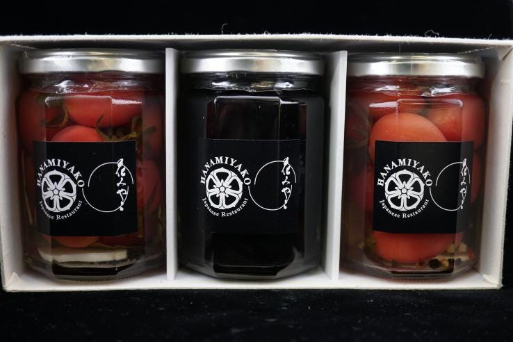 【常陸大黒の蜜煮1個とミニトマトピクルス2個　八角瓶3個セット　化粧箱入り】_説明画像01