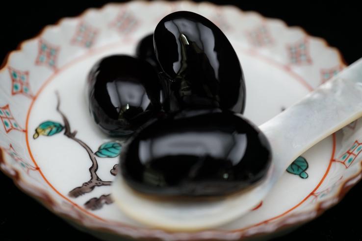 【和三盆仕上げ常陸大黒の蜜煮1個とミニトマトピクルス2個　八角瓶3個セット　化粧箱入り】_説明画像02