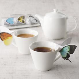 カップの縁にかけて楽しむ紅茶。蝶たちがカップに止まって一休みしているような可愛らしい姿に、ほっこり。