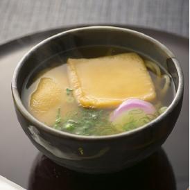 こだわりぬいた出汁、自家製麺、神戸元町で評判のきつねうどんをご家庭でも