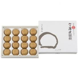 黒糖風味の香ばしさがふわっと香るしっとりとした薄皮が、甘さ控えめのあんのおいしさを引き立てます。